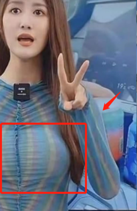美女主播直播時發(fā)生意外，“假胸”突然掉落位置尷尬，引網(wǎng)友熱議