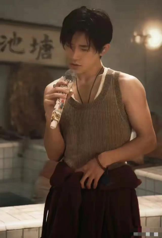 易烊千璽新片“摸胸戲”被投訴，尺度大兒童不宜，網(wǎng)友怒罵很荒唐