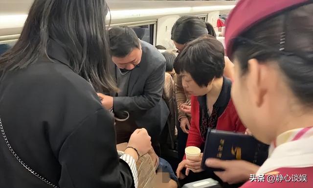 湖北年輕女子“一絲不掛”大鬧高鐵，當眾表演全裸劈叉，驚呆乘客