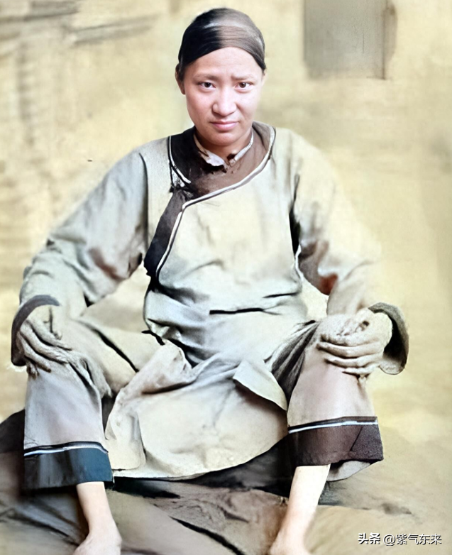 罕見恥辱老照片：被拍賣的大胸女人，全裸女人被男人拿槍指著