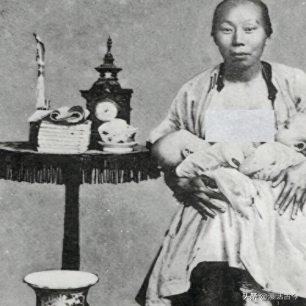 卑鄙齷齪老照片：青樓女子妖嬈多姿，婦女露胸喂奶被孩子撕扯衣服