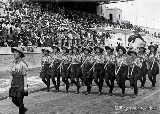 30張屈辱照片：德國女犯一絲不掛被槍決，被拍賣的大胸女人