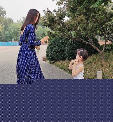 張梓琳帶4歲女兒逛街，胖妹身高太嚇人，直逼媽媽腰部長腿惹人羨