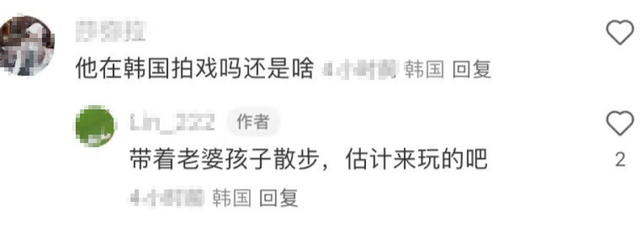 53歲孫紅雷帶妻女韓國(guó)度假，獲美女粉絲挽手合照，笑得滿面春風(fēng)