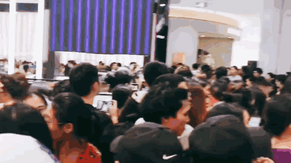 “維密天使”何穗下午在杭州被圍觀，原來那些傳說是真的，膚白胸大、腿長兩米、自帶光環(huán)！