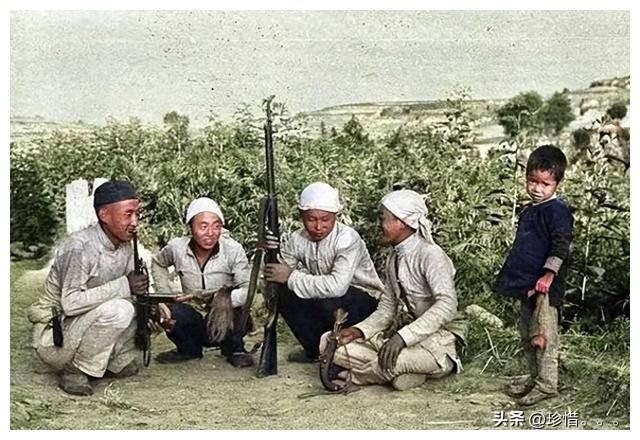 日寇鏡頭里的河南安陽，年輕女子對鬼子諂笑，日本探子穿著便衣