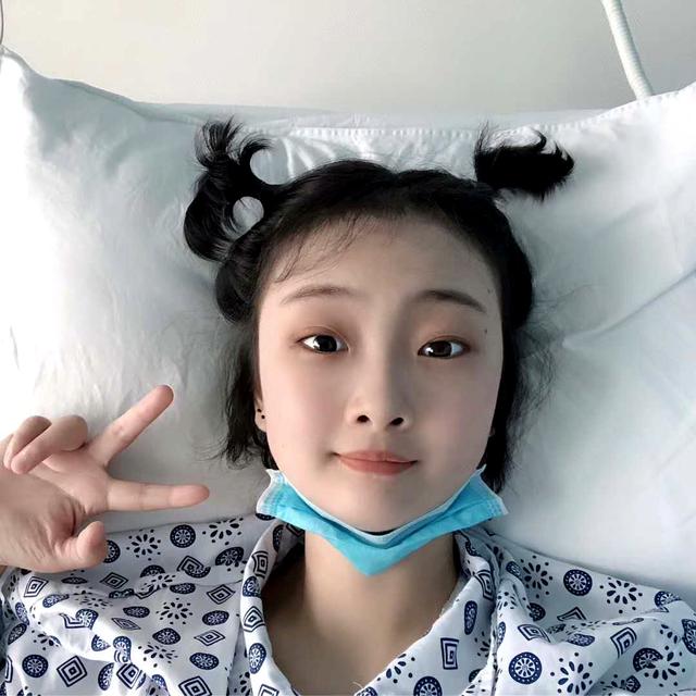 16歲美少女突發(fā)重病變丑仍樂觀，病床上放聲高歌，安慰爸爸不要哭