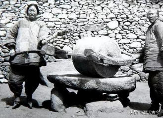 卑鄙齷齪老照片：青樓女子妖嬈多姿，婦女露胸喂奶被孩子撕扯衣服