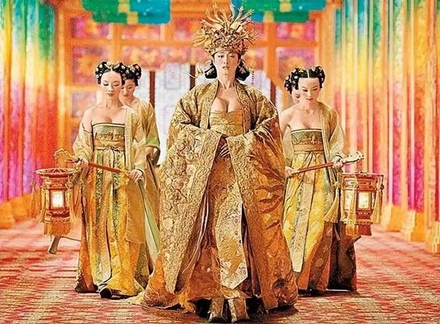揭秘：女星的胸，捂著，到底想不想給你看？