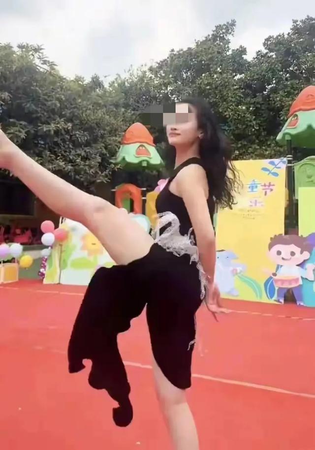 笑不活了，美女幼師幼兒園跳性感熱舞，我卻笑死在評論區(qū)