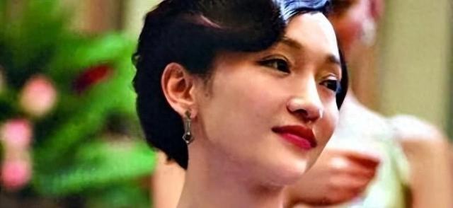 抽煙成癮的六位女明星，個個都是老煙民，劉亦菲14歲就會抽煙了