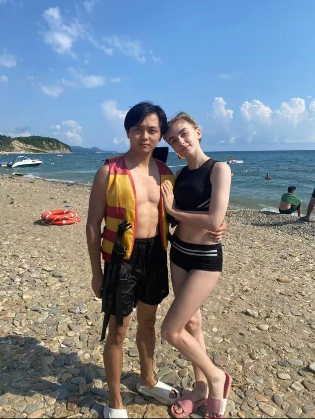 中國留學生愛上俄羅斯美女，每天被女友親上百次，睡個懶覺都不成