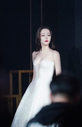 韓國(guó)已婚性感女星秀S曲線，大胸翹臀腿還長(zhǎng)，緊身裙拍照姿勢(shì)撩人
