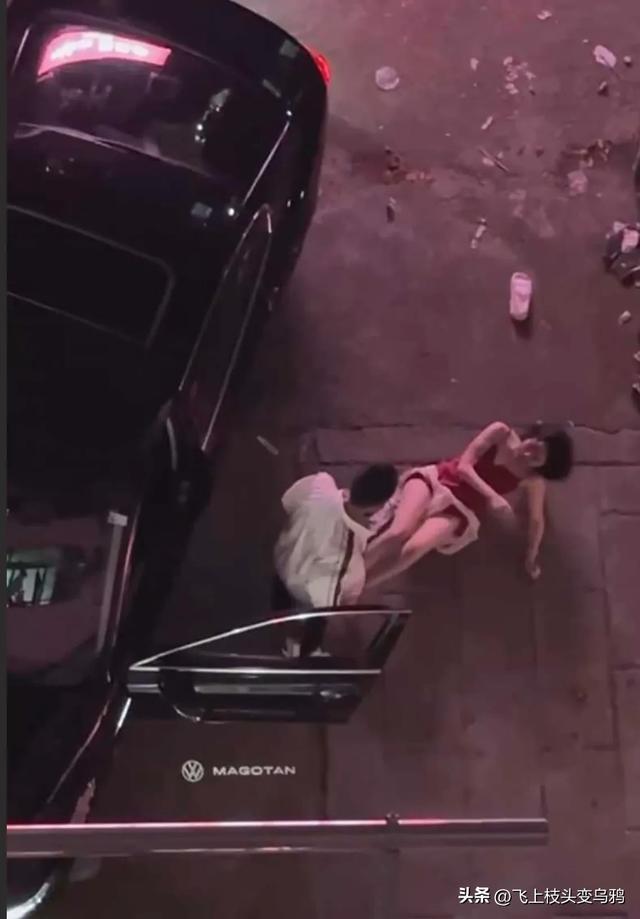 刺激！長(zhǎng)腿美女小姐姐被暴揍