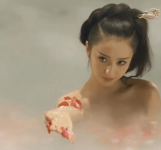 同樣是“美人出浴”，有的清純嫵媚惹人憐，剩下的只想摁水里