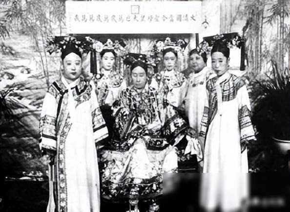 晚清悲慘女子老照片：窯姐坐洋軍官懷里被摸胸，洋人當(dāng)街欺辱婦女