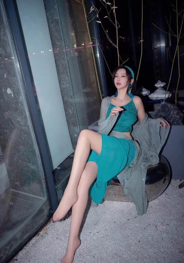 美女模特周妍希，前凸后翹，身姿曼妙，白玉美腿，太頂了