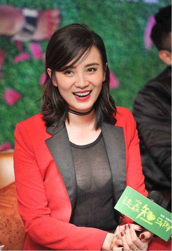 43歲宋佳近照！腋下婦乳明顯，真空禮服險(xiǎn)走光，胳膊上痕跡引熱議