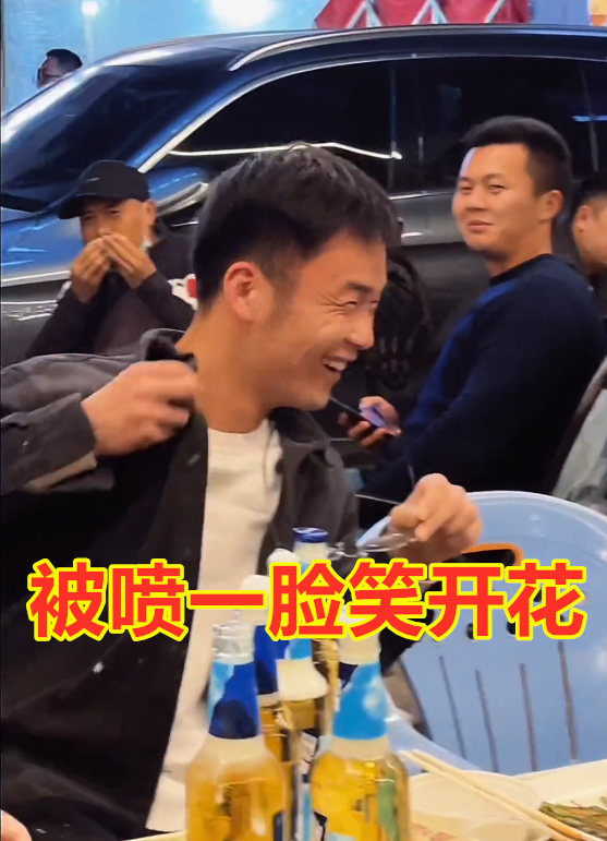 老板娘“花式”開啤酒，故意“使壞”噴食客一臉，被噴男子笑開花