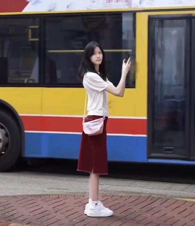 陸毅女兒貝爾近照驚艷，腿又長又細(xì)，身高直逼180cm