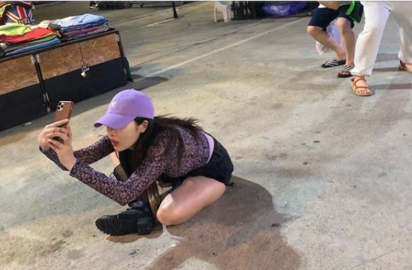 韓女星金泫雅與男友水下?lián)砦牵鹈凼懔w煞旁人，泳衣大秀好身材