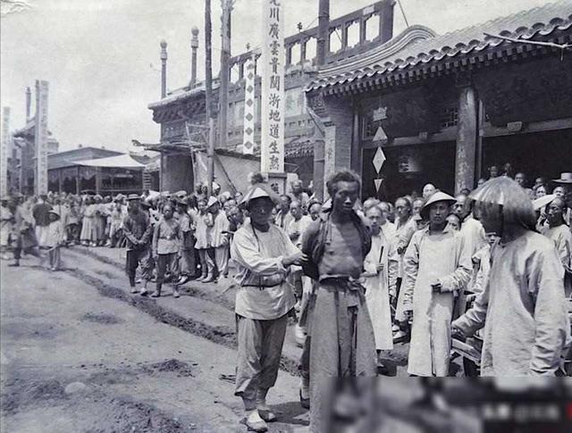 晚清悲慘女子老照片：窯姐坐洋軍官懷里被摸胸，洋人當(dāng)街欺辱婦女