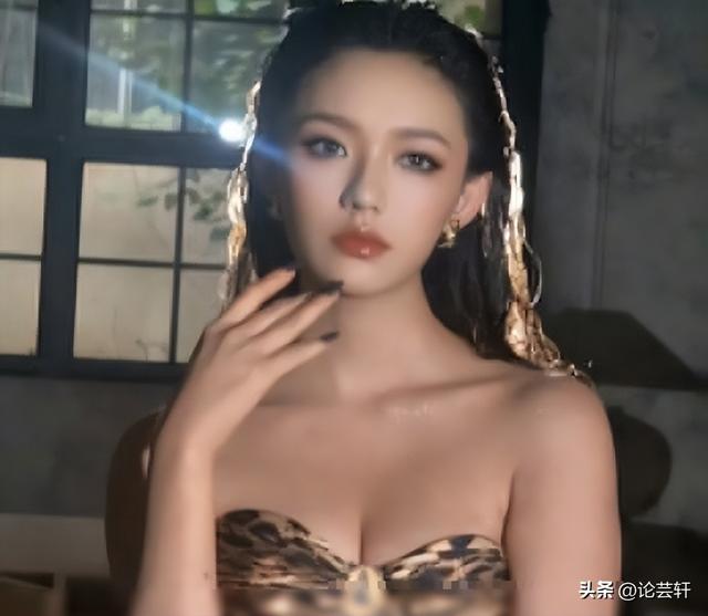 深圳這一夜，趙露思、林允的胸，露背的娜扎，都敗給了朱珠的深V
