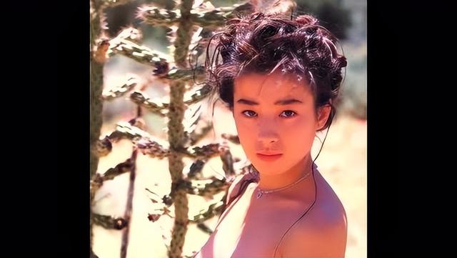 日本女神，17歲拍全裸寫真，34歲嫁豪門19年不生子仍被寵上天