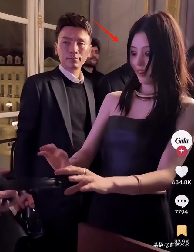 韓星韓素希當(dāng)眾舉止異常，五官不受控表情怪異，被質(zhì)疑精神不正常
