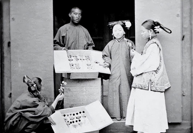 日軍獸行照片：當(dāng)著父親的面玷污他女兒，臨走還殘忍割下妻子乳房