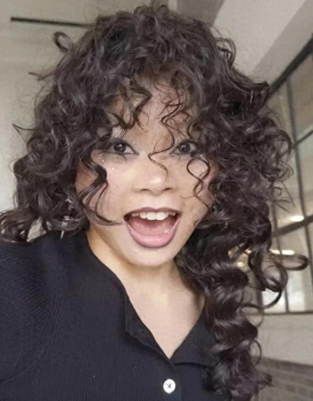 Cindy穿黑絲外搭閃片內褲走秀 梳拉美卷笑容甜美性感迷人