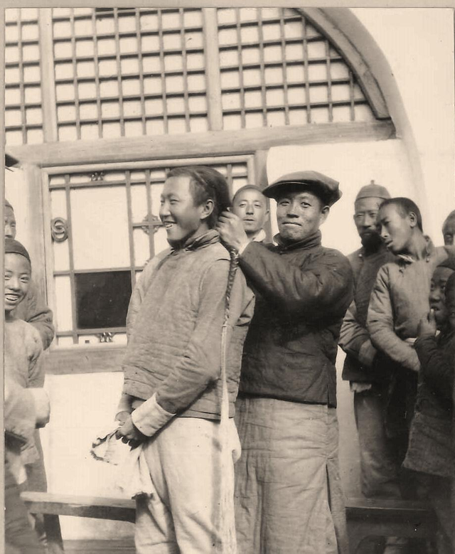 日軍獸行照片：當(dāng)著父親的面玷污他女兒，臨走還殘忍割下妻子乳房