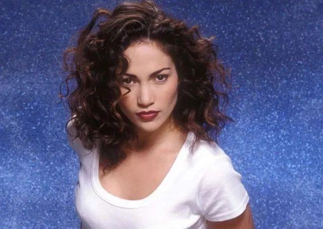 Jennifer Lopez 全裸拍新歌封面，這身材51歲？