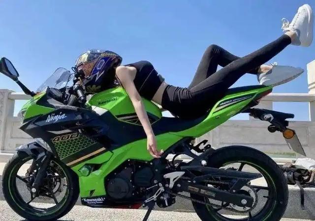 19歲機(jī)車女網(wǎng)紅去世，目擊者曝光細(xì)節(jié)，現(xiàn)場(chǎng)慘烈，喜歡穿絲襪飆車