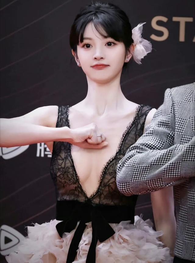 田曦薇 “童顏巨乳”，高中時期的照片曝光！