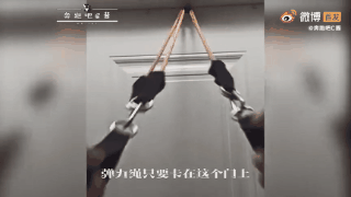過分！美女老師竟然腳踩奔馳炫富？