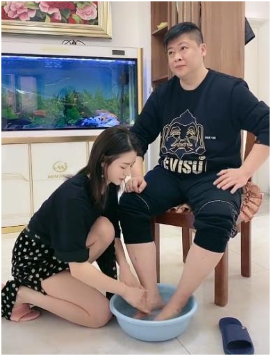 “謝永強”嬌妻露面，穿短裙秀長腿跪地洗腳，永強皇上坐姿太享受