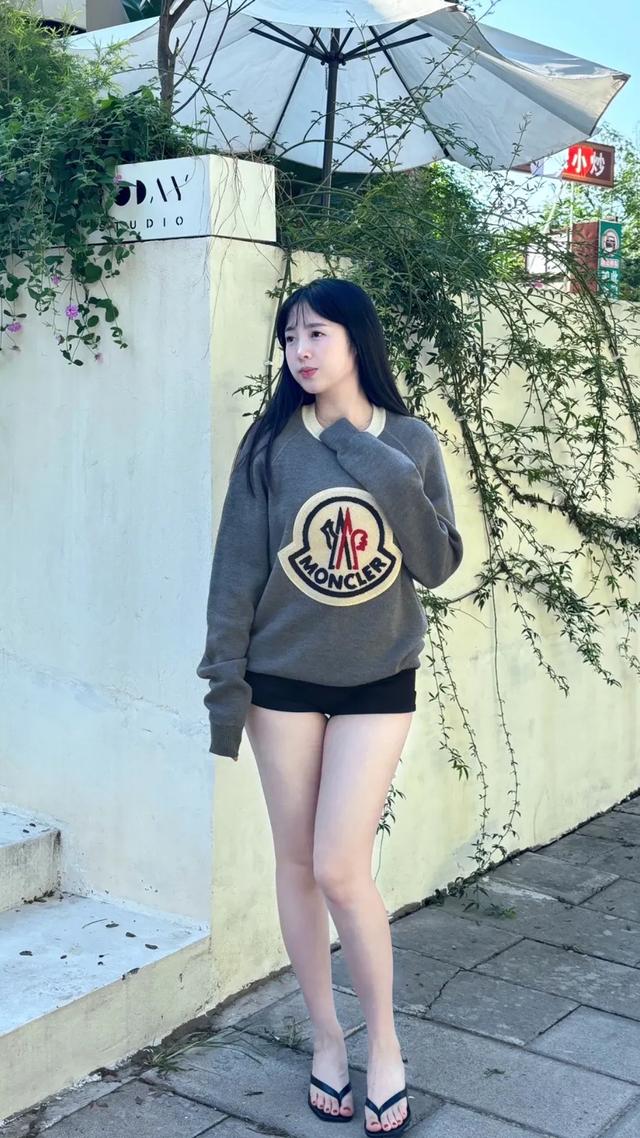 戶外攝影中的長腿美女