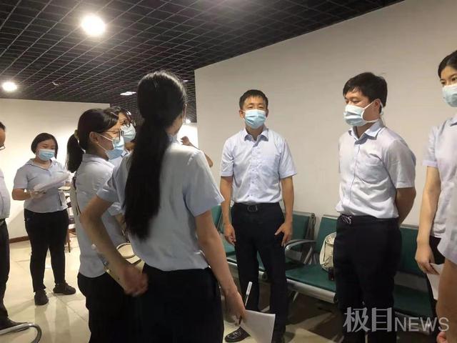 黨員行動(dòng)下沉社區(qū)丨深夜受命協(xié)助核酸檢測，他們的銀行制服成小區(qū)靚麗風(fēng)景