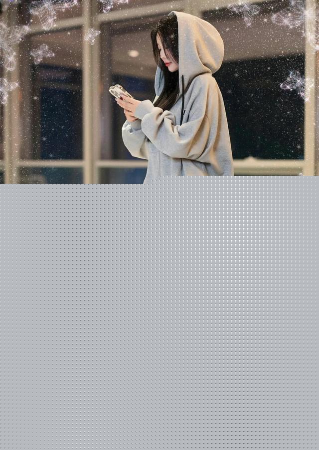 美女藝術(shù)寫(xiě)真圖片欣賞：楊晨晨灰色衛(wèi)衣搭配灰絲，完美絕倫的身段