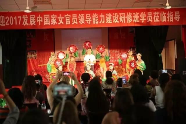 71名膚色不同的女官員為啥一起跑到中國(guó)村莊來(lái)？