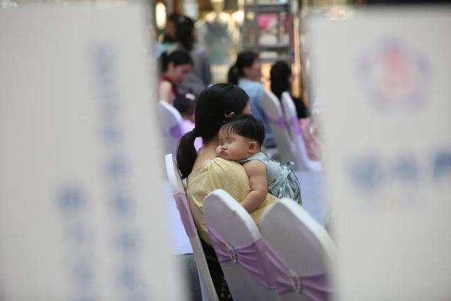 “背奶媽媽”的隱秘戰(zhàn)爭(zhēng)：在廢棄廁所里吸奶，擔(dān)心被人誤入