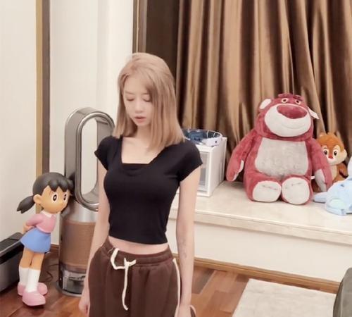 三只羊：性感美女主播卓仕琳，拌胸寫真身材勁爆，連看99次啊！