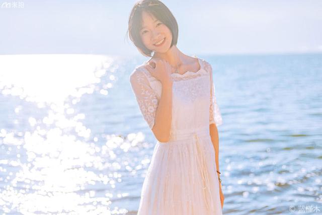 洱海邊的白裙蕾絲少女，被網(wǎng)友譽為清純女神