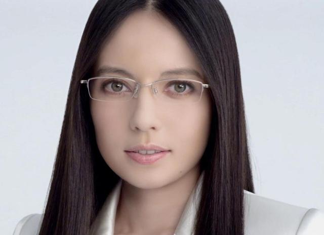 盤點(diǎn)日本最美的10位女星，她們戴上眼鏡魅力四射，哪個(gè)是你的女神