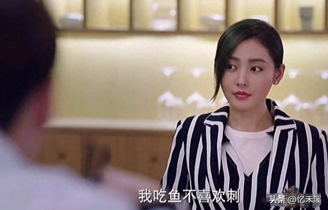 牛角胸罩，誘惑式舔刀尖，這些顛覆三觀的鏡頭，看完讓人一言難盡
