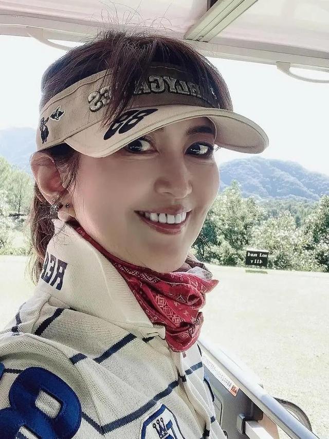 日本71歲美女奶奶顏值逆齡，身材不輸少女！和孫子出門被認(rèn)母子
