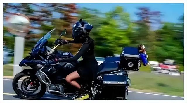 19歲機(jī)車女網(wǎng)紅去世，目擊者曝光細(xì)節(jié)，現(xiàn)場(chǎng)慘烈，喜歡穿絲襪飆車