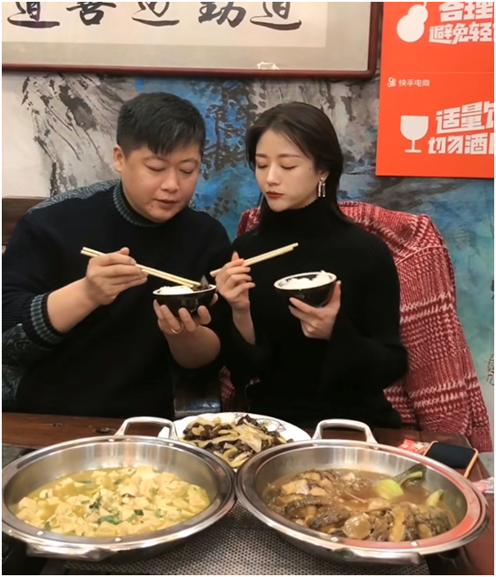 “謝永強”嬌妻露面，穿短裙秀長腿跪地洗腳，永強皇上坐姿太享受