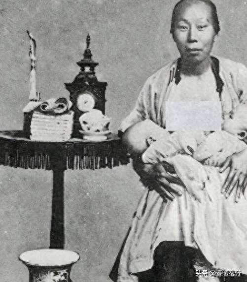 卑鄙齷齪老照片：青樓女子妖嬈多姿，婦女露胸喂奶被孩子撕扯衣服